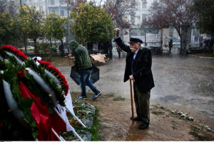 Ο Μανώλης Γλέζος υπό καταρρακτώδη βροχή και με υψωμένη γροθιά στο Πολυτεχνείο – Μια ιστορική φωτογραφία