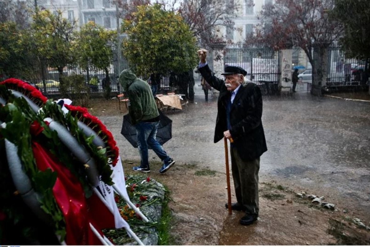 Ο Μανώλης Γλέζος υπό καταρρακτώδη βροχή και με υψωμένη γροθιά στο Πολυτεχνείο – Μια ιστορική φωτογραφία