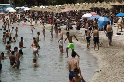Κυκλάδες – Ιόνιο: 16 συλλήψεις σε 7 νησιά για παραβάσεις σε παραλίες