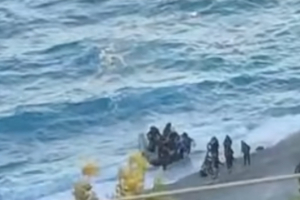 Σάμος: Καρέ – καρέ η αποβίβαση μεταναστών στην παραλία Τσάμπου (Βίντεο)