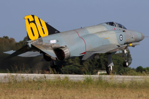 Νεκρός ο ένας πιλότος του Phantom F-4 που συνετρίβη