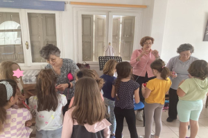 Η πιο ζεστή αγκαλιά της Σάμου: Μαθητές και ηλικιωμένοι έγραψαν μαζί μια όμορφη ιστορία