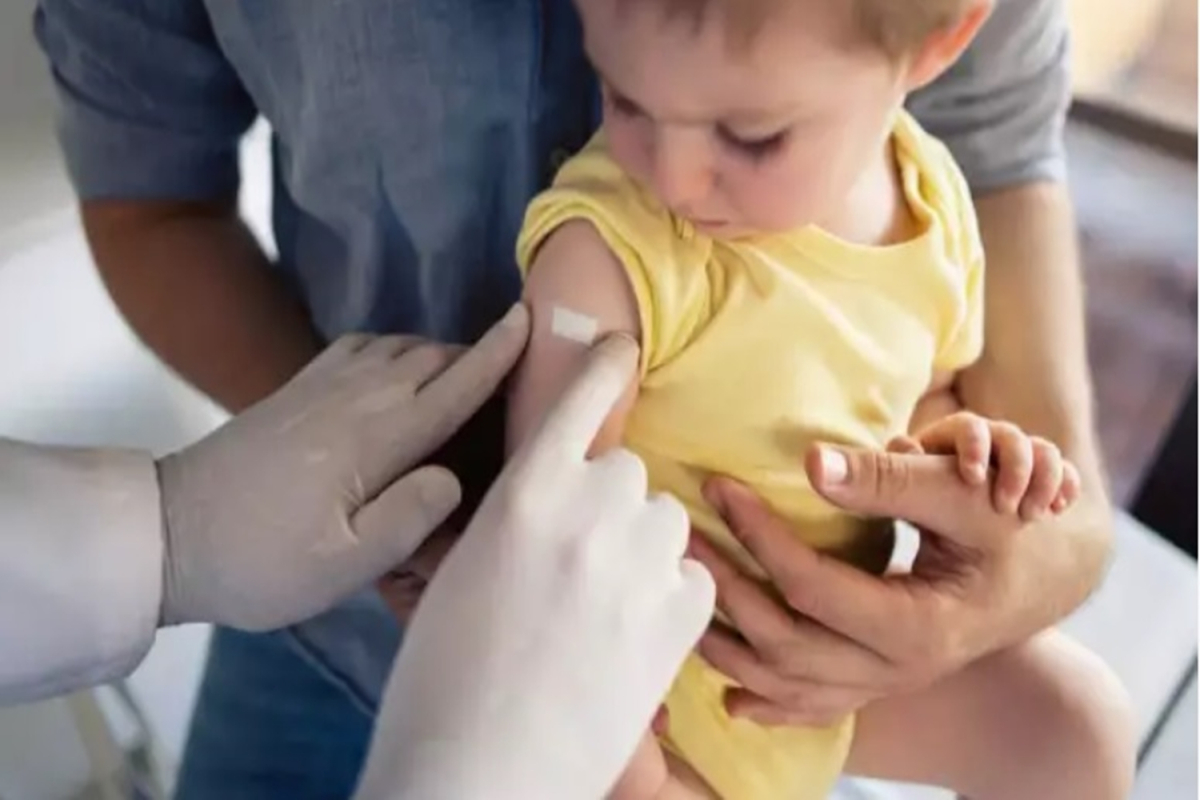 Παιδίατροι για έξαρση γρίπης: “Να εμβολιαστούν όλα τα παιδιά από 6 μηνών και άνω και όσα πηγαίνουν σχολείο – Να κάνουν self test”