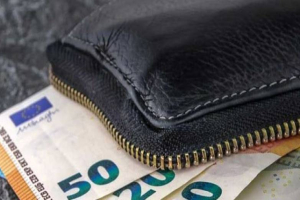 Τσαντάκι με χρήματα και έγγραφα έκλεψε 21χρονος στη Δομή της Λέσβου