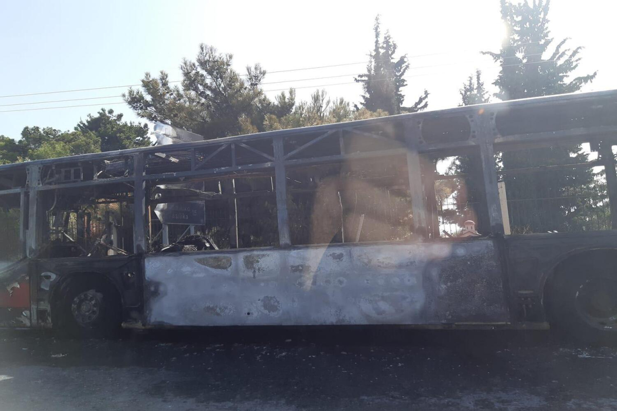 Θεσσαλονίκη: Κάηκε ολοσχερώς αστικό λεωφορείο - Δείτε εικόνες
