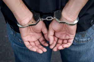 Παρανομίες και ένταση στο Πλωμάρι – Οδηγήθηκε με χειροπέδες