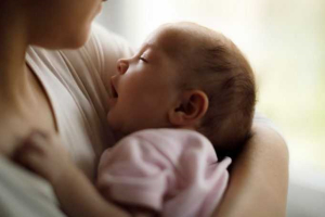 Γιατί κρατάς πάντα το μωρό σου με το αριστερό χέρι; Και όμως, έρευνα έχει την απάντηση!