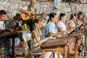 Πάνω από 50 παιδιά «ζωντάνεψαν» την πλατεία Αγιάσου με μουσική και χορό!