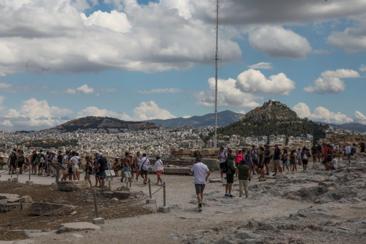 Τραγωδία στην Ακρόπολη: Νεκρή η τουρίστρια που έπεσε από τα βράχια