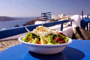 Ελληνίδα τουρίστρια πλήρωσε 15 ευρώ για χωριάτικη και της χρέωσαν επιπλέον 2,5 ευρώ το λάδι