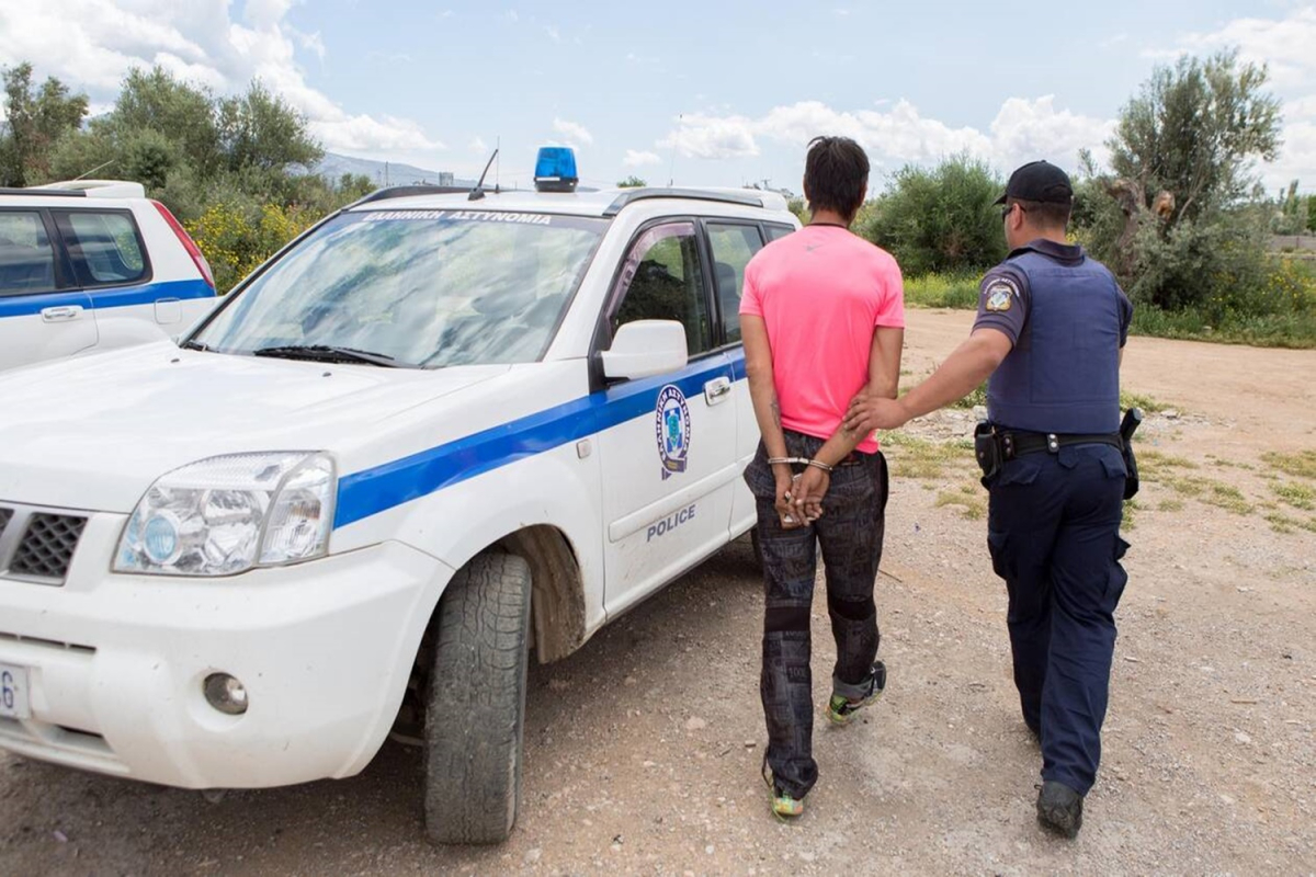 Σάμος: Συνελήφθη διακινητής - αυτόφωρη διαδικασία για 57 παράνομους αλλοδαπούς μετανάστες
