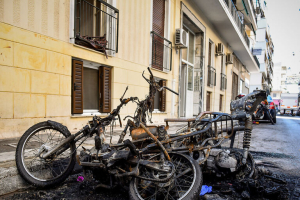 Συμμορία ανηλίκων έκλεψε επτά δίκυκλα και πυρπόλησε ένα