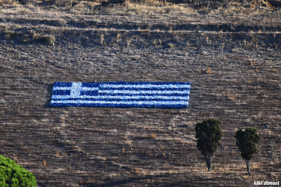 Ελληνική σημαία μήκους 15 μέτρων έφτιαξαν στη Λήμνο ανήμερα στον εορτασμό της απελευθέρωσης του νησιού! (pics)