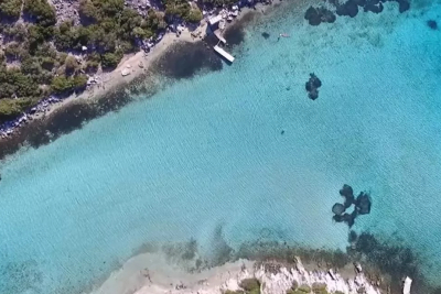 Σάμος: Η άγνωστη «Γαλάζια Λίμνη» στην άκρη του Αιγαίου (vid)