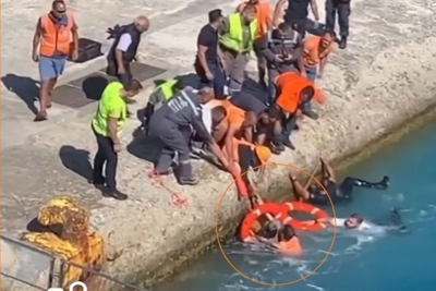 Τήνος: Γυναίκα έπεσε στη θάλασσα κατά την επιβίβαση στο πλοίο - Έσπευσαν να την σώσουν (βίντεο)
