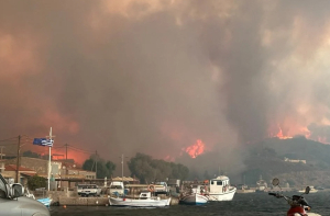 Χίος: Ολονύχτια η μάχη με τη φωτιά – Απεγκλωβισμοί από το Λιμενικό