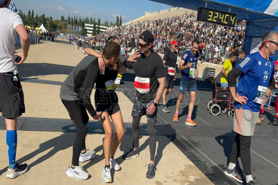 Συγκλονιστική στιγμή στον Μαραθώνιο – Πήραν αγκαλιά λιπόθυμη την Χιώτισσα  αθλήτρια για να τερματίσει (pics-vid)