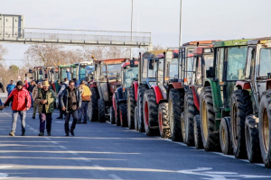 Ο Μητσοτάκης τρέχει να κατευνάσει τα αγροτικά μπλόκα – Ανήγγειλε νέα αποζημίωση ως 10.000 ευρώ σε αγρότες και κτηνοτρόφους