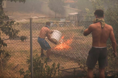 Λέσβος φωτιά Βατέρα: Μπράβο τους! Μοίρασαν φαγητό και νερό στους ήρωες της κατάσβεσης! (photo)