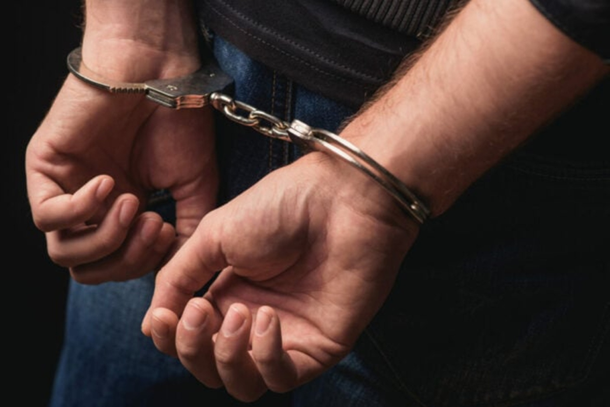 Σύλληψη στην Ικαρία, εκκρεμούσαν αποφάσεις για εγκληματική οργάνωση και απάτη