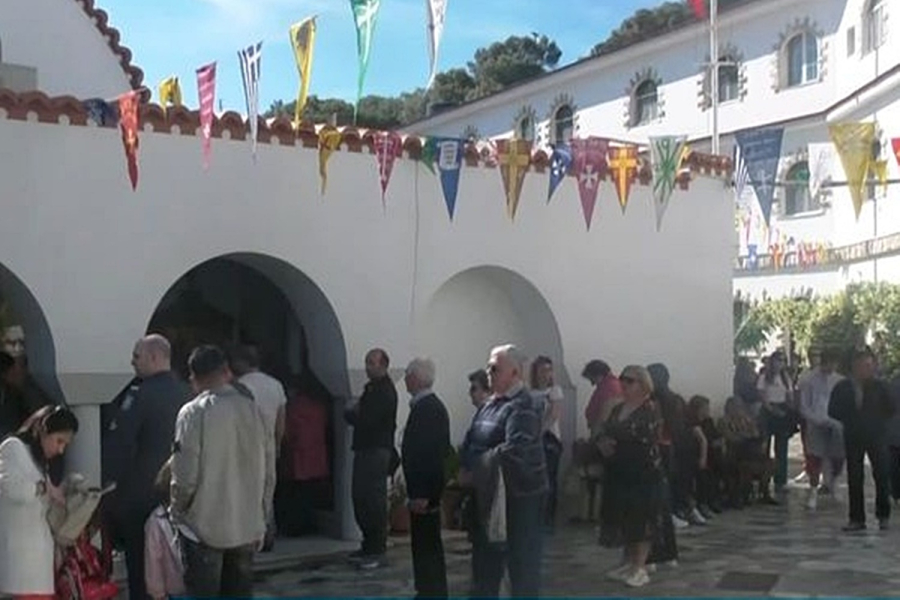 Λέσβος: Πλήθος πιστών στη Μονή των Αγίων Ραφαήλ, Νικολάου και Ειρήνης (vid)