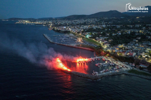 Λαμπροί εορτασμοί με το Νήσος Σάμος στην Αγία Παρασκευή της Χίου με βεγγαλικά και συριγμούς (vid)