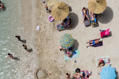 Το «κίνημα της πετσέτας» εξαπλώνεται ταχύτατα στα νησιά – Καταγγελίες ακόμα και για μπράβους σε beach bars