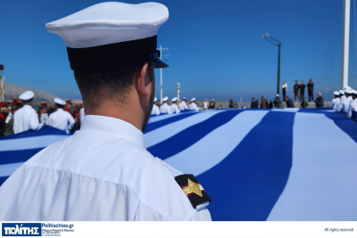 Μόνο υπερηφάνεια: Υψώθηκε στο λιμάνι της Χίου τεράστια ελληνική σημαία!