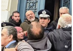 Ένταση κατά την επίσκεψη του Χρήστου Κέλλα στην Περιφέρεια Λέσβου (Βίντεο)