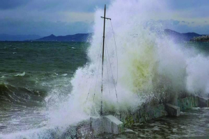 Αλλαγή δρομολογίου εν πλω, κακοκαιρία «έκοψε» στάσεις του «ΝΗΣΟΣ ΣΑΜΟΣ»
