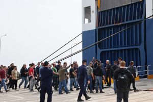 Ανυποχώρητοι οι κτηνοτρόφοι της Λέσβου: Αδειάζουν τα ράφια των σούπερ μάρκετ – Συνεχίζεται ο αποκλεισμός του λιμανιού