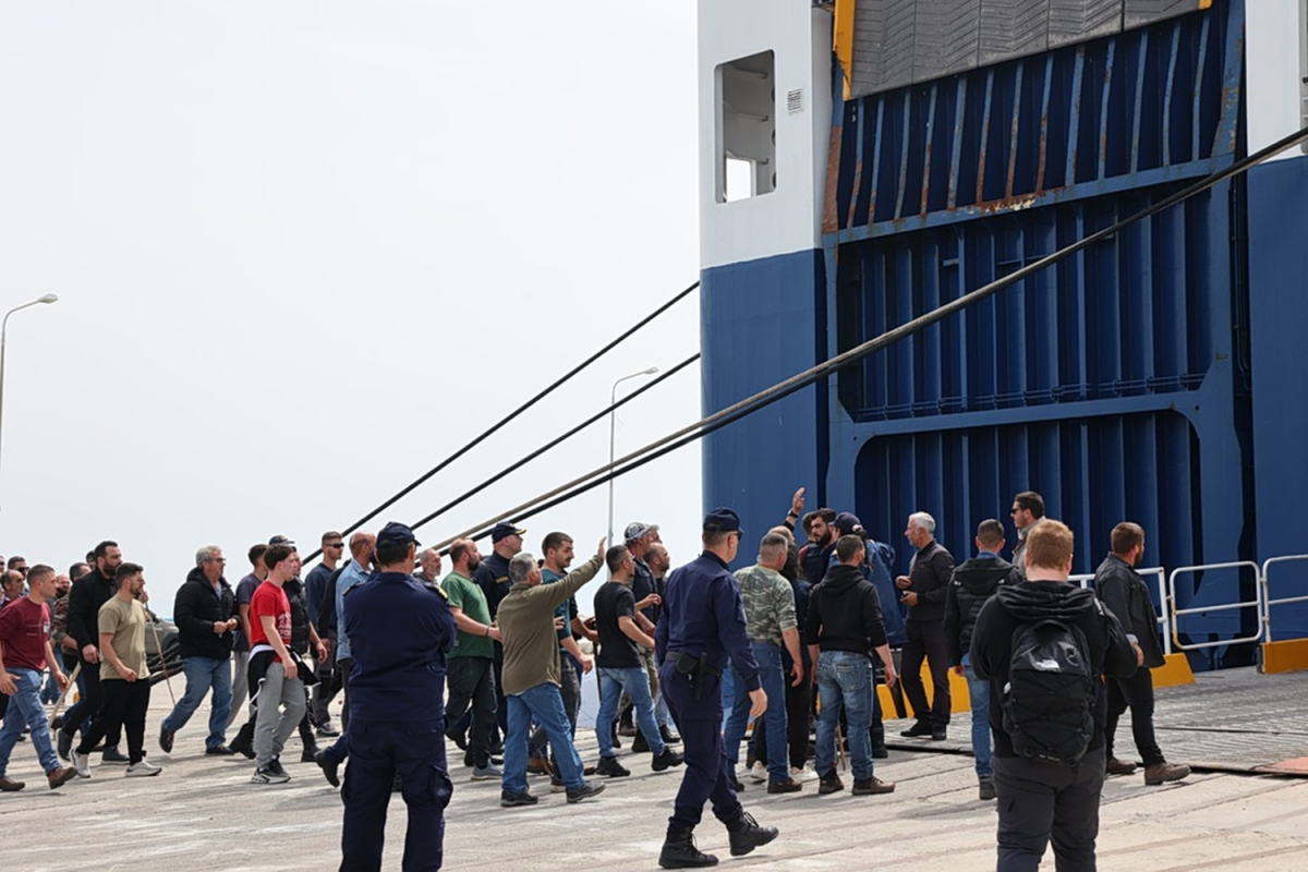 Ανυποχώρητοι οι κτηνοτρόφοι της Λέσβου: Αδειάζουν τα ράφια των σούπερ μάρκετ – Συνεχίζεται ο αποκλεισμός του λιμανιού
