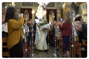 Πρώτη Ανάσταση στη Χίο: Έκλεψε την παράσταση ο «ιπτάμενος» ιερέας (vid)