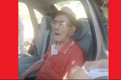 Ο 104χρονος ΕΛΑΣίτης και μαχητής του ΔΣΕ, Ζαχαρίας Πυρούδης κρατάει κατακόκκινη την Ικαρια
