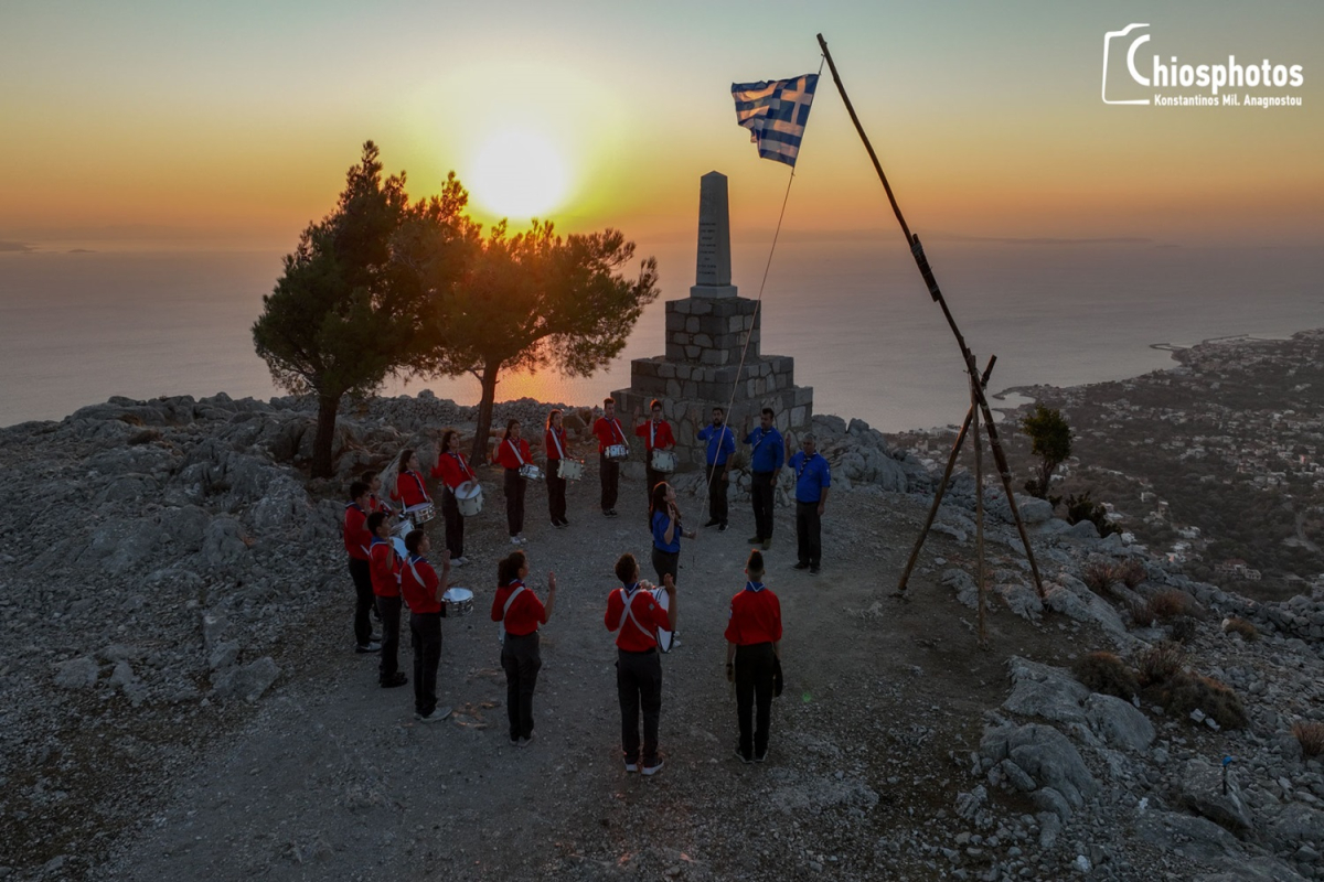 Οι Πρόσκοποι ύψωσαν την Ελληνική Σημαία στο Αίπος για τα Ελευθέρια της Χίου (vid)