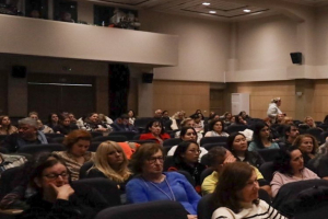 Γεμάτο το Θέατρο Καλλονής δυνατή συζήτηση για τις κρυφές μορφές βίας κατά των γυναικών