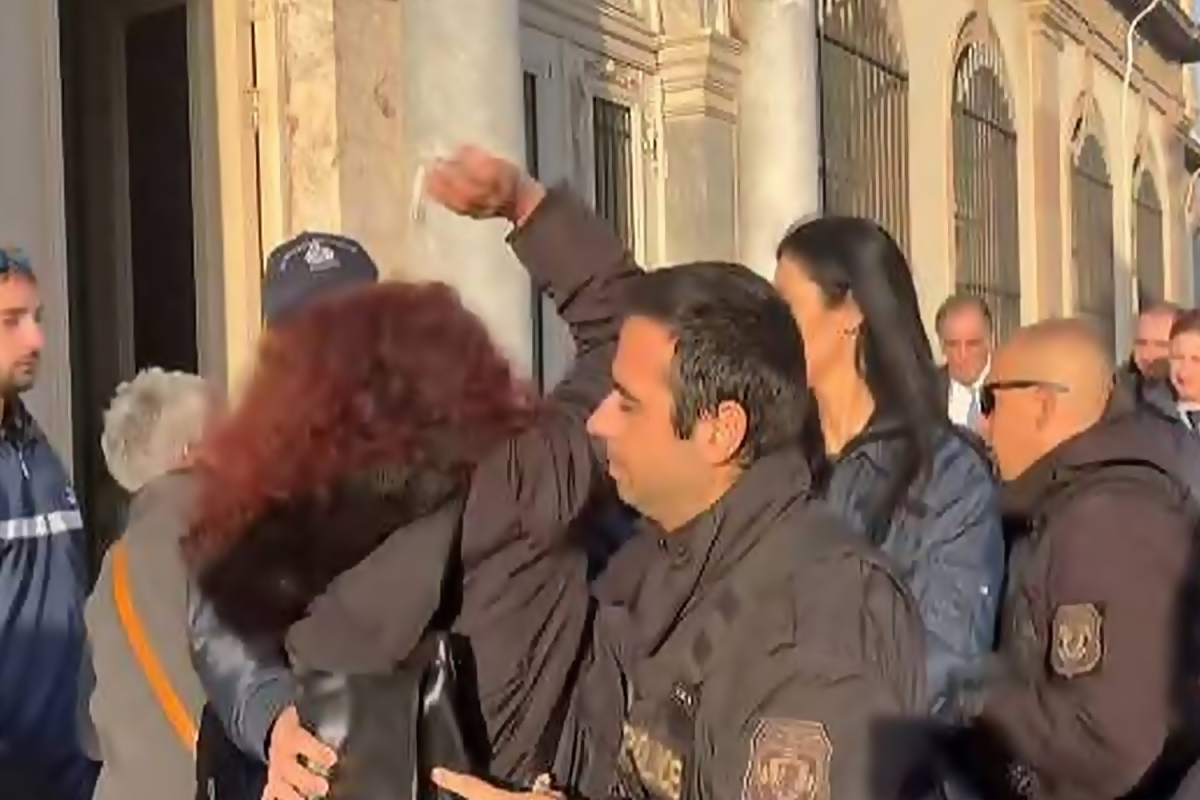 Μυτιλήνη: Ξέσπασαν στο δικαστήριο οι γονείς της δολοφονημένης 24χρονης Ερατώς.