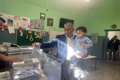 Λέσβος: Ψήφισε ο Κουφέλος αγκαλιά με τον γιο του