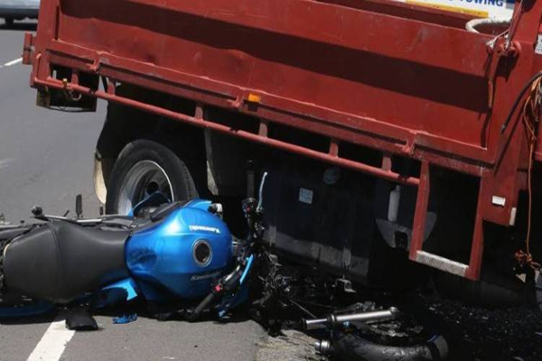 Λεσβος: Εκτράπηκε της πορείας, ανατράπηκε στο οδόστρωμα και συγκρούστηκε με Ι.Χ. φορτηγό