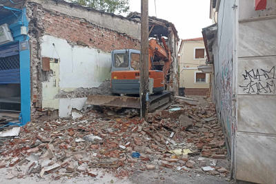 Κατεδαφίζονται τρία επικίνδυνα ετοιμόρροπα κτήρια της Μυτιλήνης