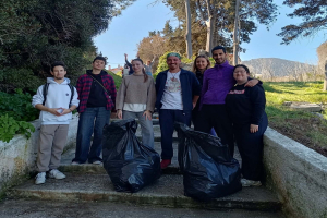 Λέσβος: Νέοι και φοιτητές πήραν σακούλες και καθάρισαν την παραλία Αγίου Ιωάννη στη Σουράδα