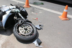 Τροχαίο δυστύχημα στην Ικαρία - Νεκρός τουρίστας που οδηγούσε μοτοσυκλέτα