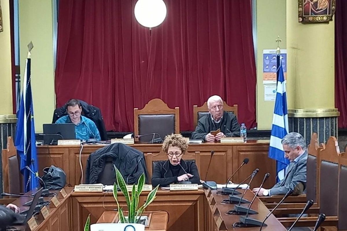 Ομαδικά πυρά στον προϋπολογισμό..Παρατηρητής ο Μουτζούρης... δεν έβγαλε άχνα (vid)