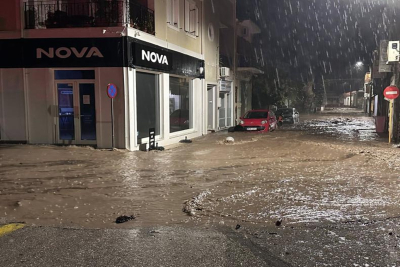 Βούλιαξε η Λέσβος από τις καταιγίδες: “Έσπασε” το ποτάμι στην Καλλονή – Πλημμύρισαν αυλές και αυτοκίνητα