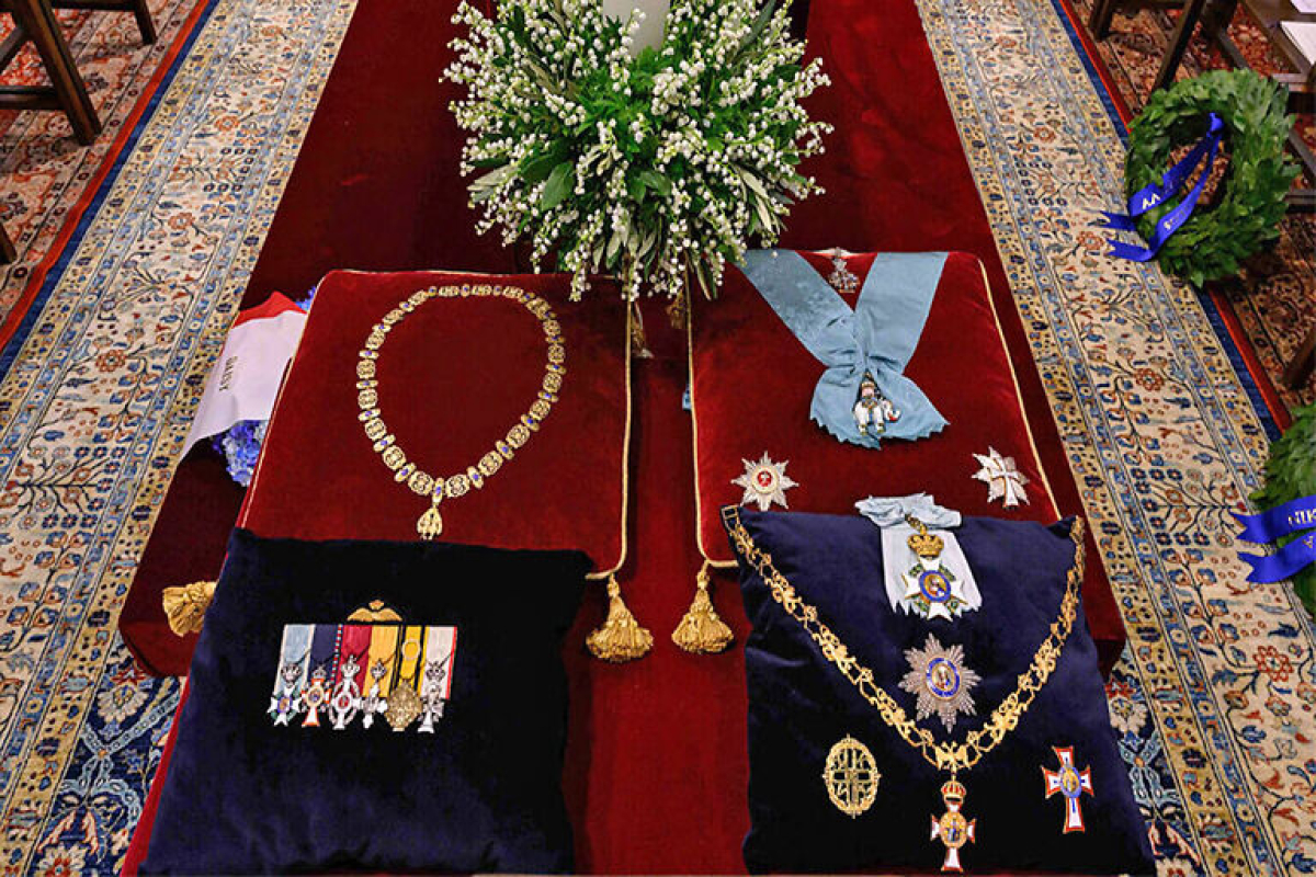Κηδεία τέως βασιλιά Κωνσταντίνου: Στο φέρετρο το Ολυμπιακό μετάλλιο και τα παράσημά του