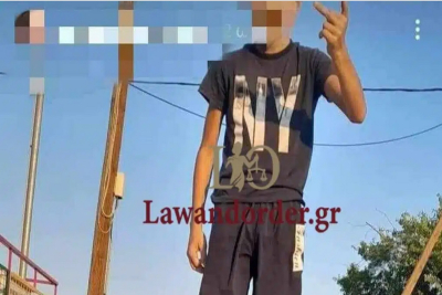 Λέσβος: Φωτογραφίες-σοκ 12χρονου πάνω σε περιπολικό της ΕΛ.ΑΣ και με καραμπίνα στα χέρια!
