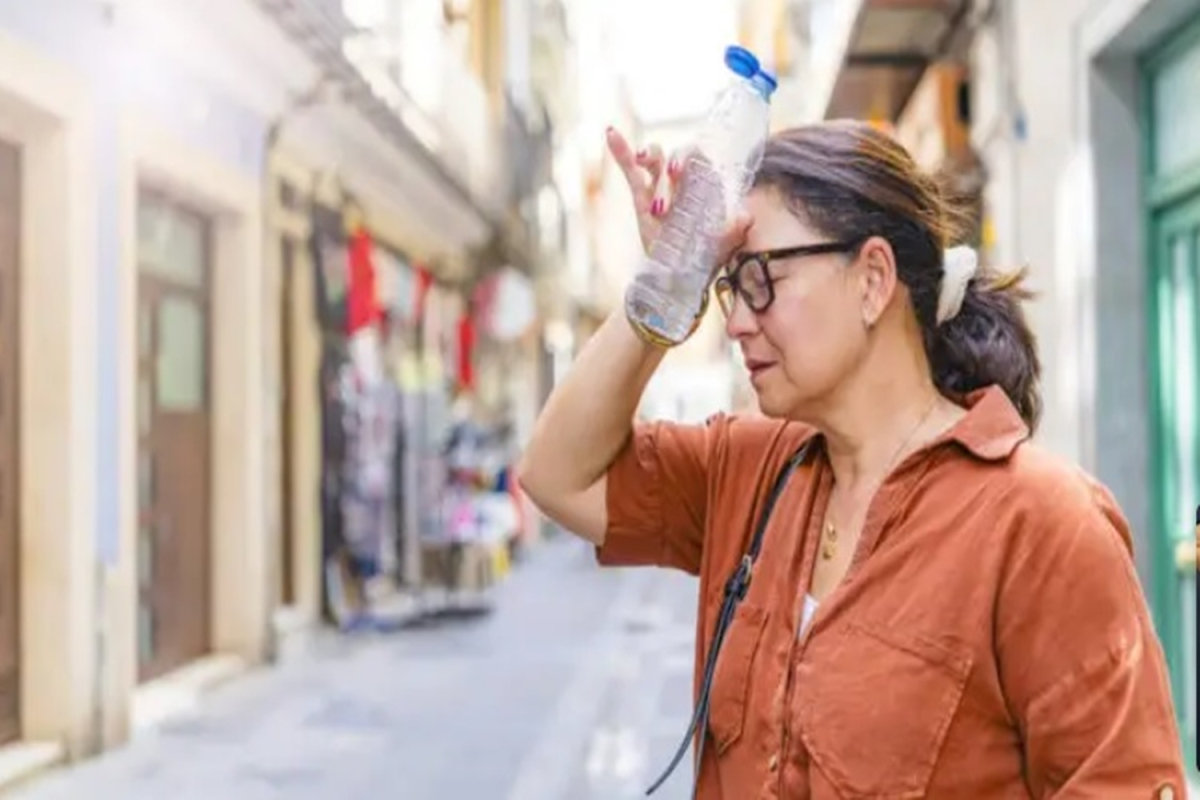 ΕΚΑΒ: Ποια συμπτώματα δείχνουν ότι ο οργανισμός σας εξαντλείται από τη ζέστη