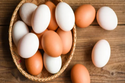 Σε τι διαφέρουν τα άσπρα αυγά από τα καφέ και ποια είναι καλύτερα για την υγεία μας