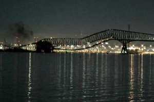 Κατάρρευση γέφυρας στη Βαλτιμόρη: Άνθρωποι και οχήματα στο νερό – Αγωνία για τους αγνοούμενους