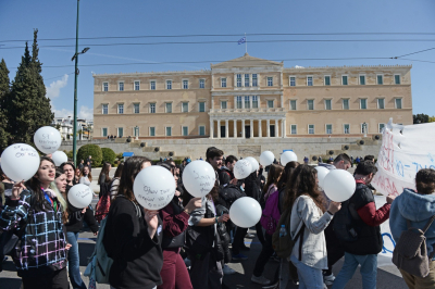 Τέμπη: Μαθητές και φοιτητές με μαύρα μπαλόνια (vid-pics)